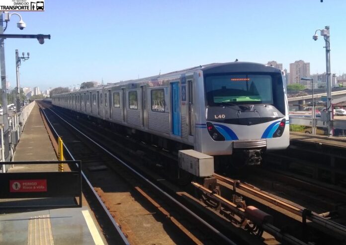 Linha 1-Azul tem falha em trem e passageiros sentem impacto na manhã desta quinta (29)