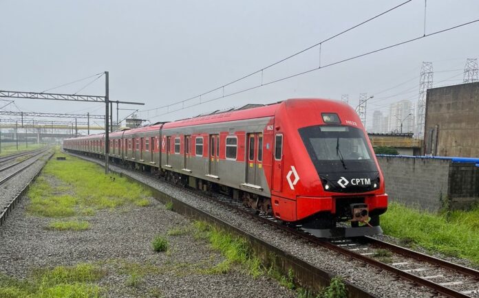 Linha 10-Turquesa tem registro de alagamento nos trilhos entre estações Mauá e Rio Grande da Serra na tarde desta sexta-feira (16)