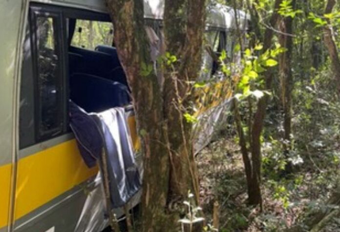 Micro-ônibus com trabalhadores se envolve em acidente e deixa feridos em Bento Gonçalves (RS) nesta quinta-feira (15) 