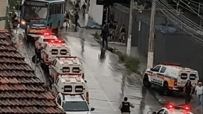 Mulher é mantida refém de adolescente armado com faca em ônibus do transporte coletivo na Grande Belo Horizonte (MG) na tarde desta quarta-feira (14)