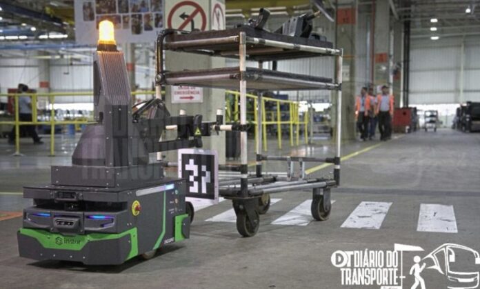 Novo tipo de robô da Volkswagen em Resende (RJ) aumenta em 10% a produtividade para fabricação de ônibus e caminhões