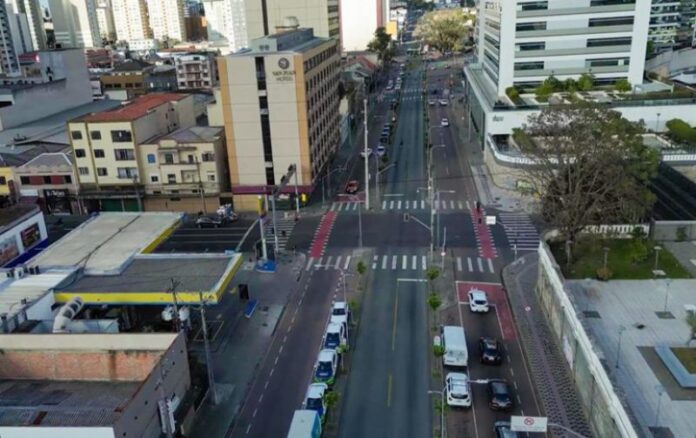 Obras do BRT Leste/Oeste provocam interdições parciais no Centro de Curitiba (PR) 