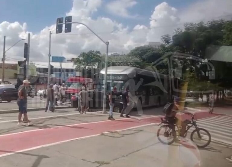 Ônibus articulado da Viação Santa Brígida e carro colidem na Avenida Inajar de Souza, na Zona Norte de São Paulo (SP), nesta quinta-feira (29)