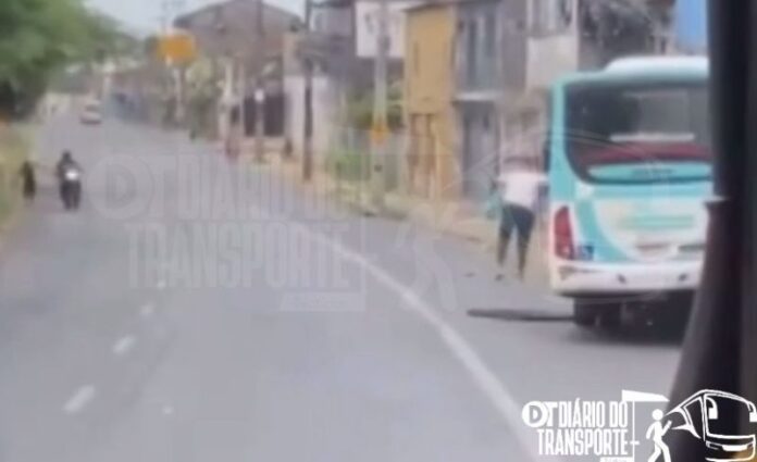 Ônibus colide com poste, provoca faíscas na rede elétrica e passageiros deixam veículo por saída de emergência no Ceará 