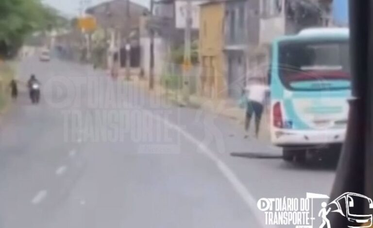Ônibus colide com poste, provoca faíscas na rede elétrica e passageiros deixam veículo por saída de emergência no Ceará 