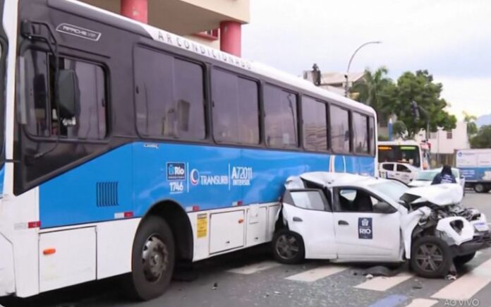 Ônibus colide com veículos da Prefeitura e interdita faixa da Avenida Presidente Vargas no Rio de Janeiro nesta quinta-feira (8)