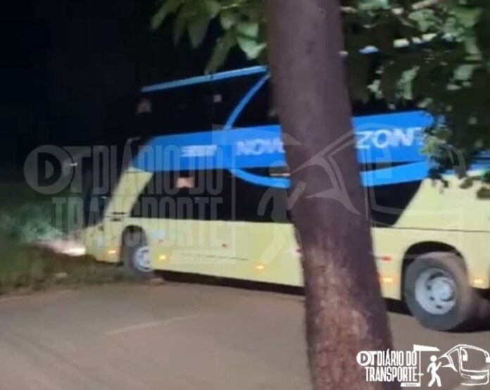 Ônibus da Novo Horizonte perde o controle, atravessa a BR-163 e colide com hotel em cidade do norte de Mato Grosso