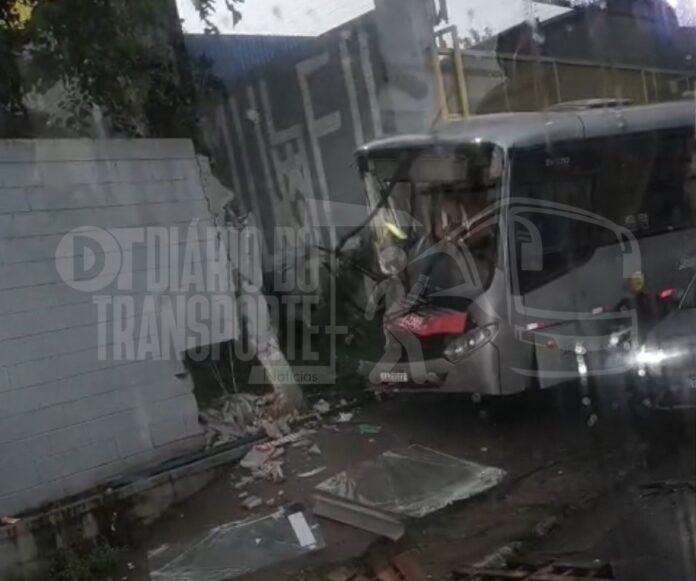 Ônibus da Pêssego Transportes derruba muro de imóvel em Guaianases, na Zona Leste de São Paulo, nesta quinta-feira (08)