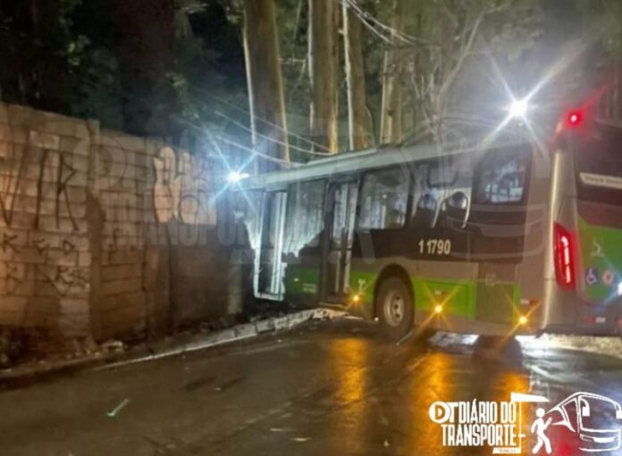 Ônibus da Santa Brígida colide com imóvel no Jaraguá (SP) durante a madrugada desta sexta-feira (2)