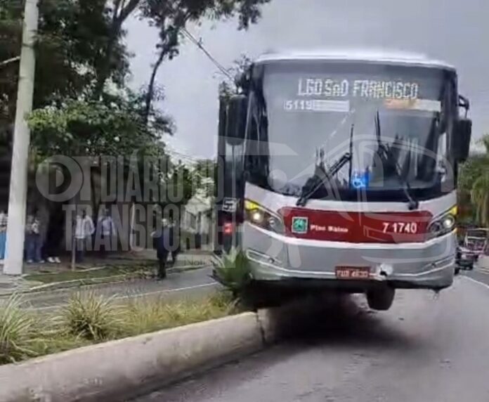 Ônibus da Viação Campo Belo sobe em canteiro central de via na região do Morumbi e fica preso nesta quinta-feira (22)