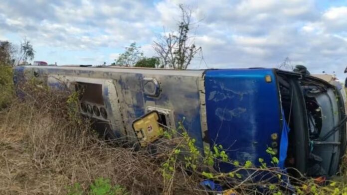 Ônibus de turismo tomba na rodovia CE-085, em Paraipaba (CE), e deixa feridos na manhã desta quinta-feira (08)