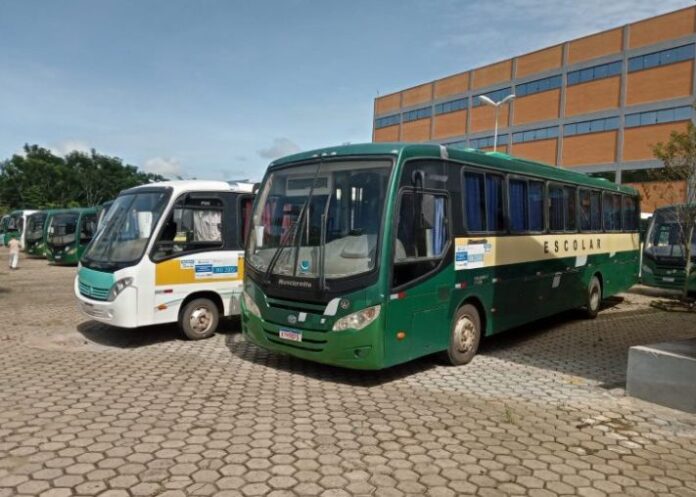 Ônibus do transporte escolar passam por vistorias em Ji-Paraná (RO) antes do início das aulas