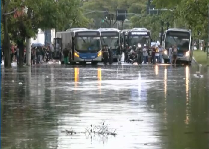 Ônibus do transporte público têm circulação afetada por alagamentos em São Paulo (SP) nesta quarta-feira (07)