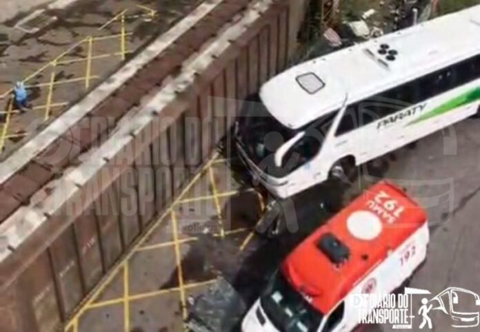 Ônibus e trem se envolvem em colisão em São Carlos (SP) nesta terça-feira (27)