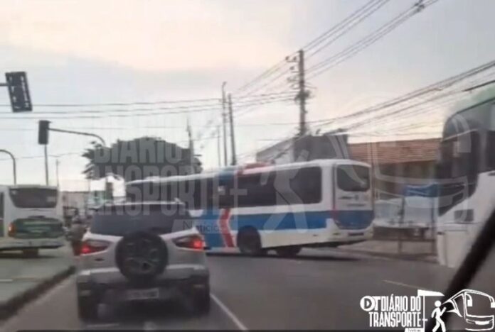 Ônibus são usados como barricadas após operação da PM em Madureira (RJ) e afetam circulação do BRT nesta terça-feira (27)