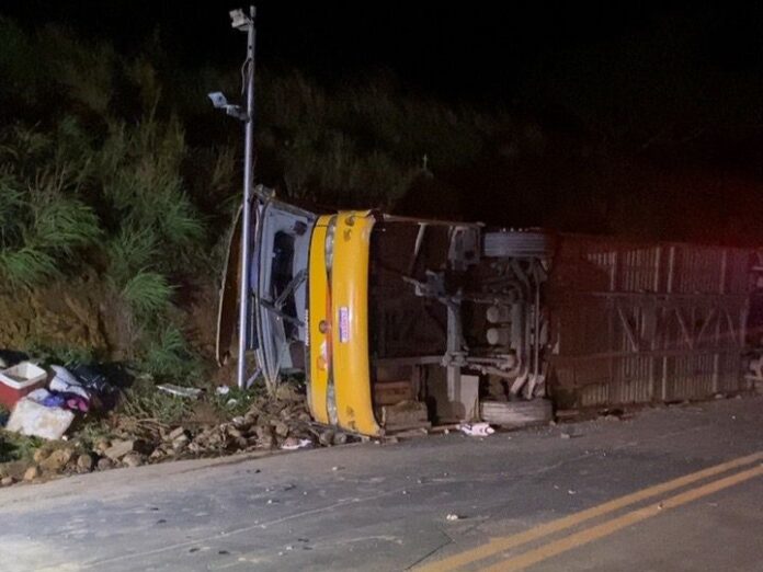 Ônibus tomba na BR-251, em Francisco de Sá (MG), deixando diversas vítimas na noite de quarta-feira (21)