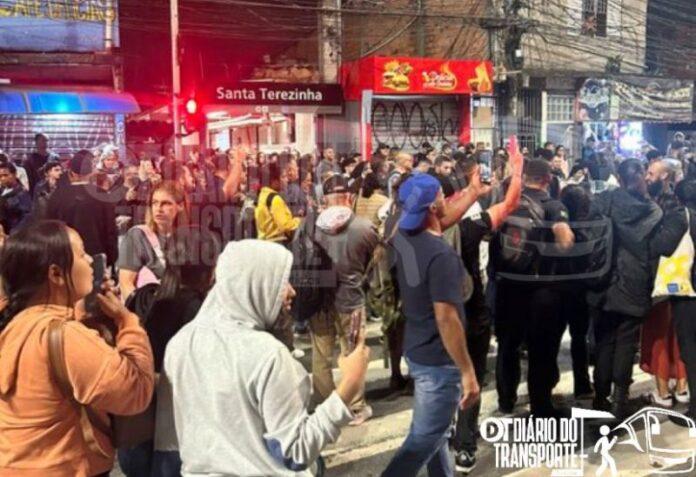 Paralisação em trecho da Linha 8-Diamante da ViaMobilidade provoca transtornos a passageiros e lota estações na noite desta terça-feira (20)