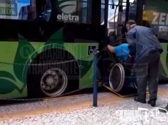 Passageiro registra atitude solidária de motorista com cadeirante em ônibus da Next Mobilidade em Santo André (SP) 