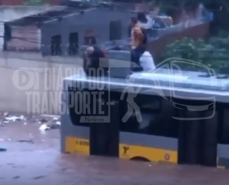 Passageiros ficam ilhados em teto de ônibus municipal em Guaianases, na Zona Leste de São Paulo, durante temporal nesta quinta-feira (08)