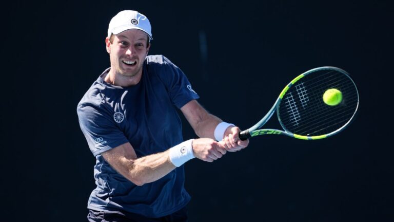 Quem é o holandês que venceu João Fonseca, surpreendeu Alcaraz e tentará eliminar Djokovic no Australian Open