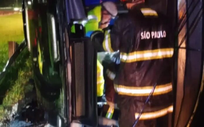 Tombamento de ônibus na Rodovia Fernão Dias em Vargem (SP) deixa vítimas na noite de quinta-feira (1°)