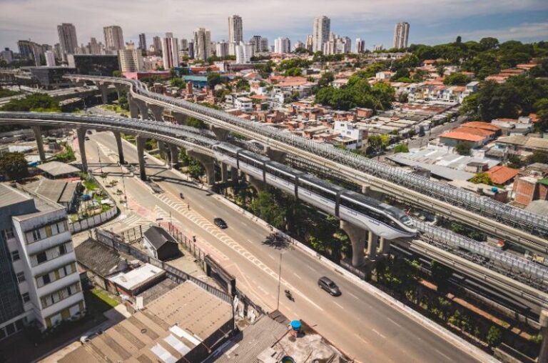 Trem da Linha 17-Ouro de monotrilho chega ao Aeroporto de Congonhas pela primeira vez