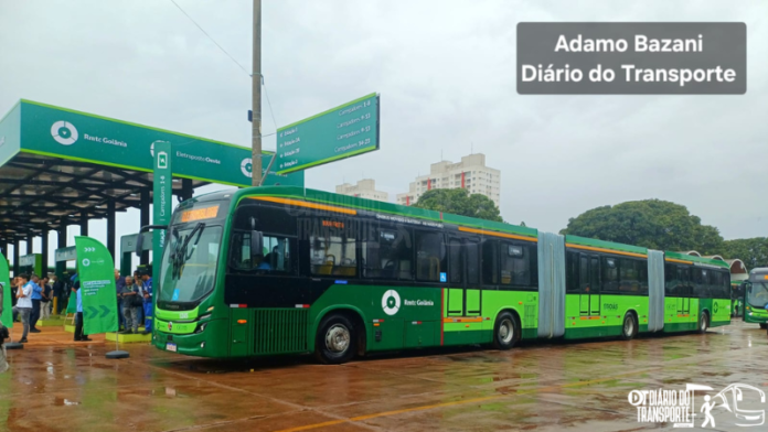 Veja vídeos das manobras na entrega dos maiores ônibus elétricos biarticulados no maior eletroposto que se tornam realidade com Volvo, Marcopolo e Nansen – Diário do Transporte está no BRT de Goiânia