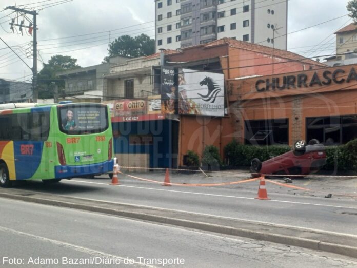 Trânsito complicado na Avenida Maria Servidei Demarchi em SBC por causa de grave acidente