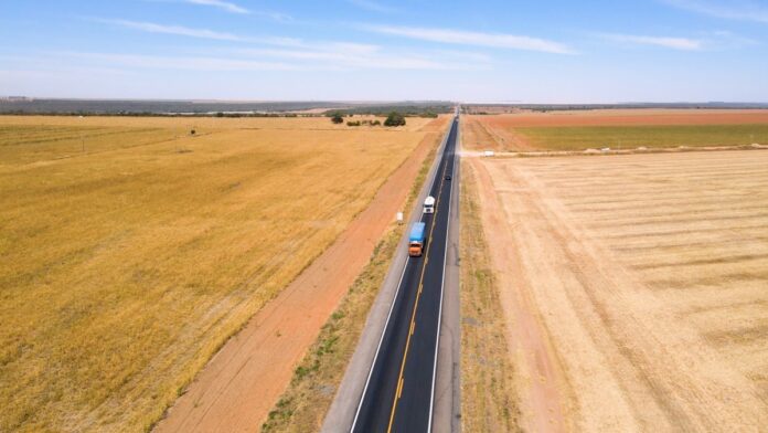Ônibus que transportava 42 passageiros tomba na BR-020, no interior da Bahia, e deixa feridos na madrugada desta quarta-feira (11)