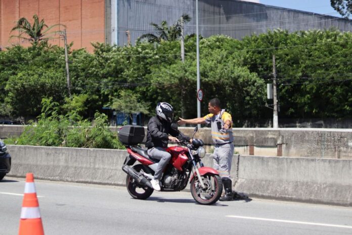 Prefeituras de Santo André e São Caetano do Sul, no ABC Paulista, se unem e fazem ação educativa de trânsito no limite entre os dois municípios