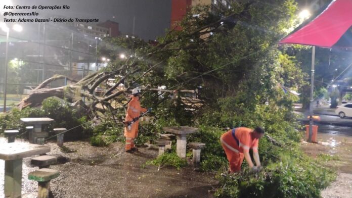Chuva forte causa transtornos no Rio de Janeiro, paralisação de VLT e desvios de ônibus neste sábado (21)