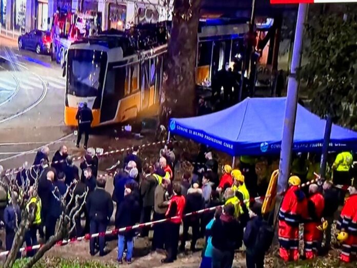 Em Milão, bonde da linha 9 descarrila no centro e deixa mortos e dezenas de feridos