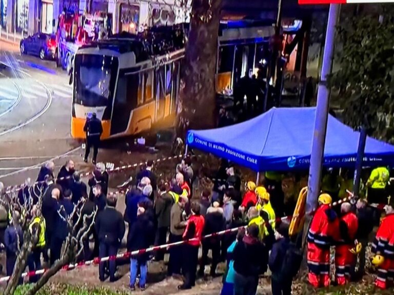 Em Milão, bonde da linha 9 descarrila no centro e deixa mortos e dezenas de feridos