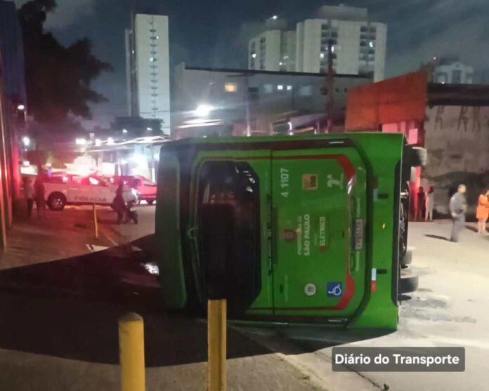 Ônibus tomba na zona Leste de São Paulo, interdita via na região do Aricanduva e deixa feridos
