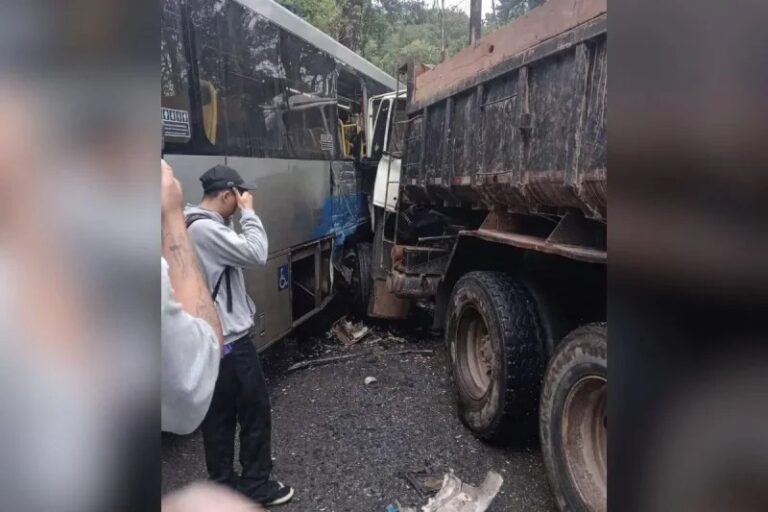 Acidente entre ônibus da Transwolff e caminhão deixa feridos na Avenida Engenheiro Marsilac, na Zona Sul de São Paulo (SP), nesta sexta-feira (27)