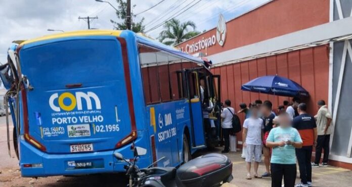 Acidente entre ônibus e carreta deixa feridos em Porto Velho (RO) nesta quarta-feira (4) 