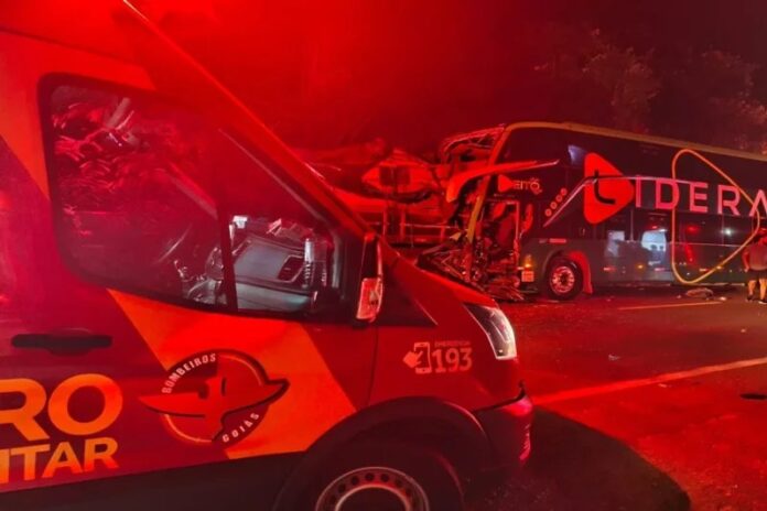 Acidente entre ônibus rodoviário da Liderança e carreta deixa diversos feridos na BR-153, em Jaraguá (GO), na noite desta sexta-feira (27)