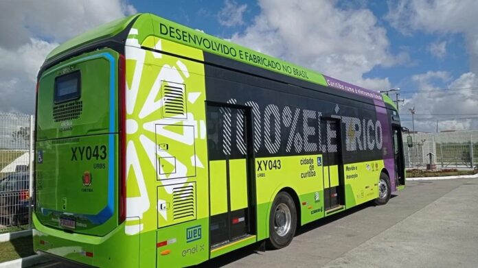 BNDES vai liberar R$ 280 milhões para fábrica de BESS, sistema apontado como alternativa à falta de infraestrutura para ônibus elétricos