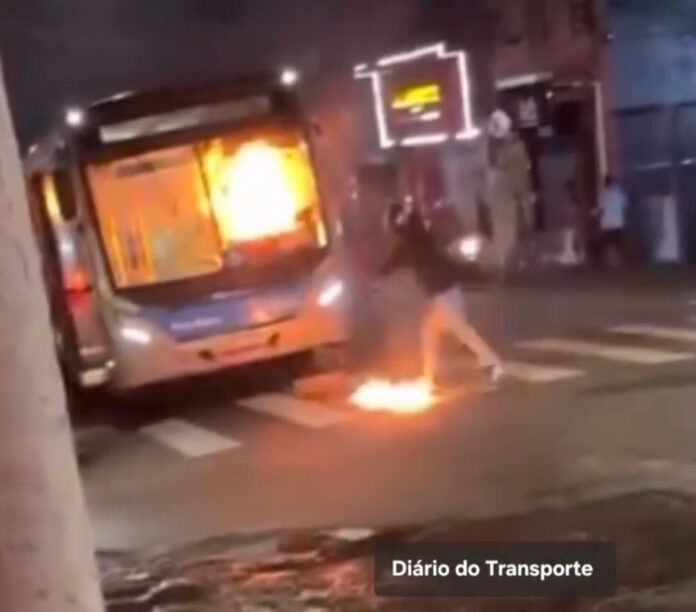 Bandidos colocam fogo e apedrejam ônibus na zona Sul de São Paulo (VÍDEO)