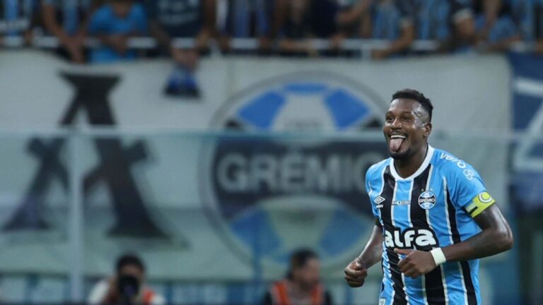 Botafogo encaminha a contratação do volante Edenilson, que está de saída do Grêmio