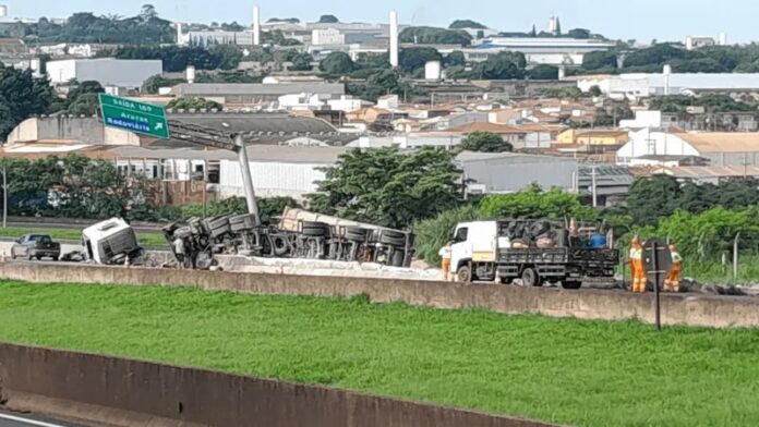 Caminhão colide contra ônibus e tomba na Rodovia Anhanguera (SP-330), em Araras (SP), nesta terça-feira (17)