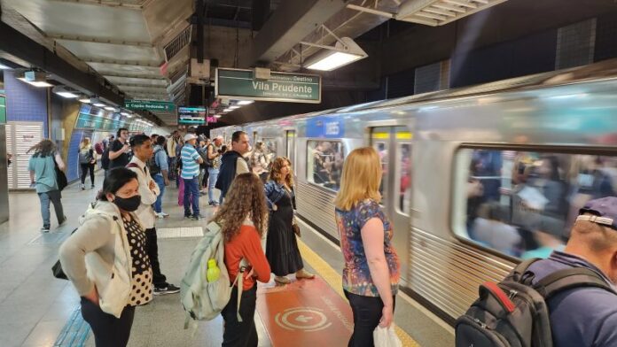 Carnaval tem metrô 24h e esquema ampliado para deslocamento ao Anhembi em São Paulo (SP)