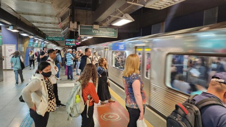 Carnaval tem metrô 24h e esquema ampliado para deslocamento ao Anhembi em São Paulo (SP)