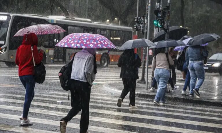 Chuva atinge São Paulo (SP) e provoca transbordamento de córrego na região do Itaim Paulista neste sábado (07)