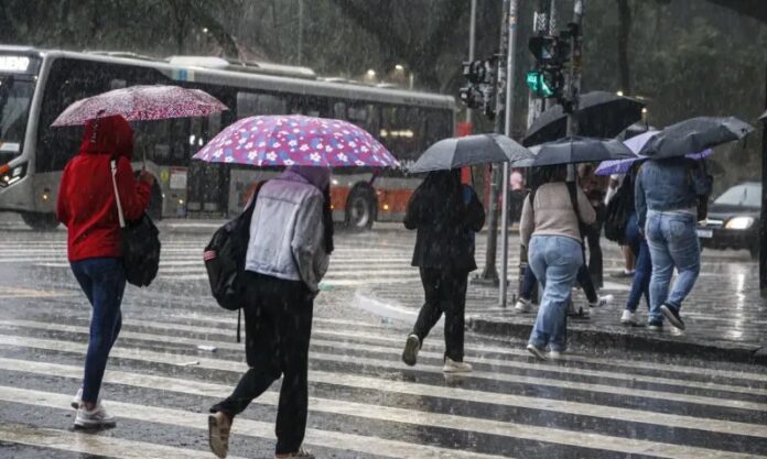 Chuva atinge São Paulo (SP) na tarde desta terça-feira (17) e CGE emite estado de atenção para alagamentos