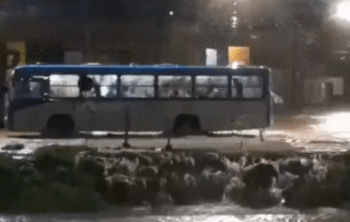 Chuva e estado de calamidade afetam transporte coletivo em Juiz de Fora (MG) nesta terça-feira (24)