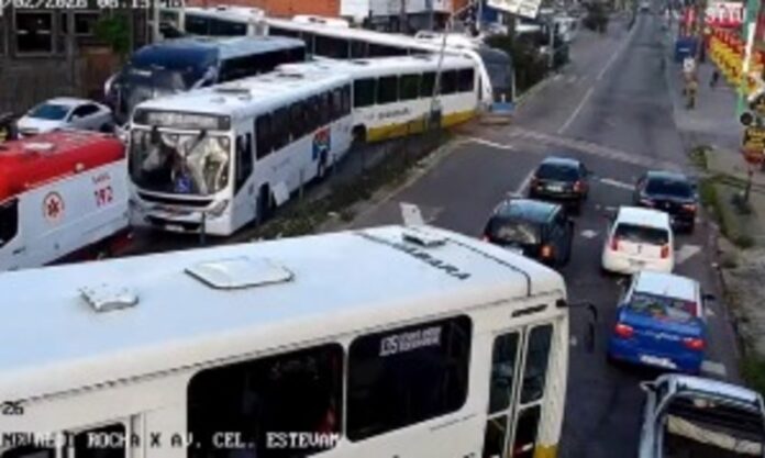 Colisão entre dois ônibus, VLT e ambulância em Natal (RN) deixa feridos na manhã desta sexta-feira (20)
