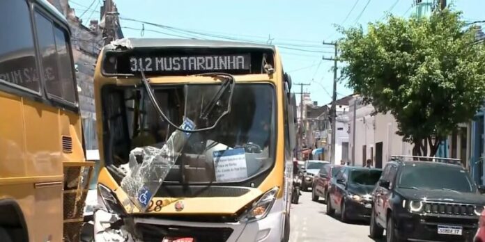 Colisão entre dois ônibus deixa feridos no Centro de Recife (PE) na manhã desta segunda-feira (02)
