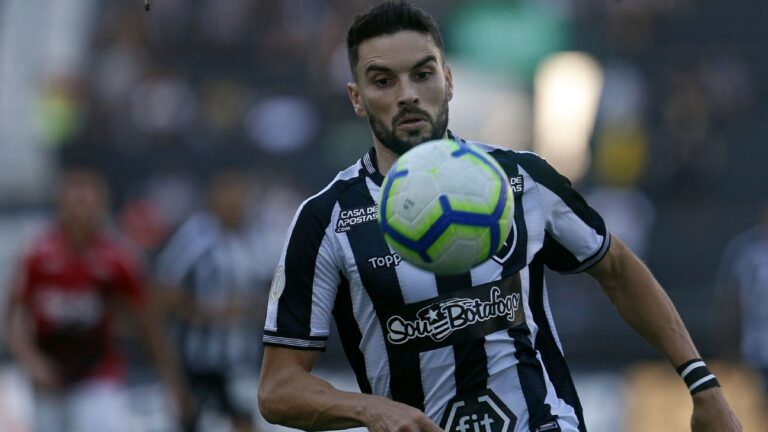 Ex-Botafogo que viveu ‘batalhas’ no passado alerta time atual para conter ambiente hostil na Libertadores: ‘Tacaram moedas e pintaram o vestiário’