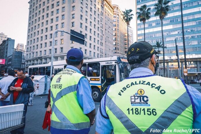 Fiscalização autua ônibus sem ar-condicionado em Porto Alegre durante período de calor intenso